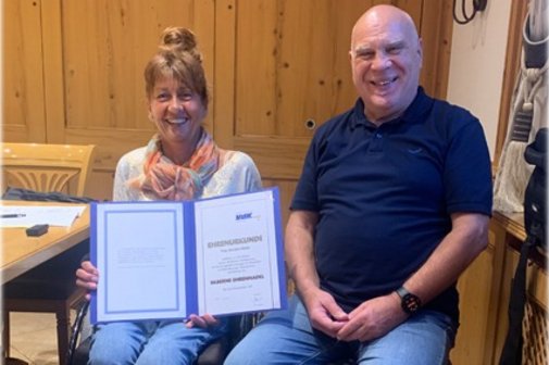 Kerstin Abele von VdK-Präsidentin Verena Bentele geehrt Kerstin Abele von VdK-Präsidentin Verena Bentele geehrt