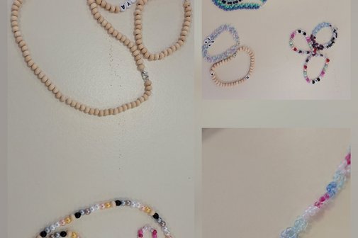 Ferienprogramm 2025 Westerstetten Eine Auswahl der gefertigten Schmuckstücke in diversen Farben